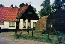 845712 Gezicht op een boerderij te Eembrugge (gemeente Baarn).